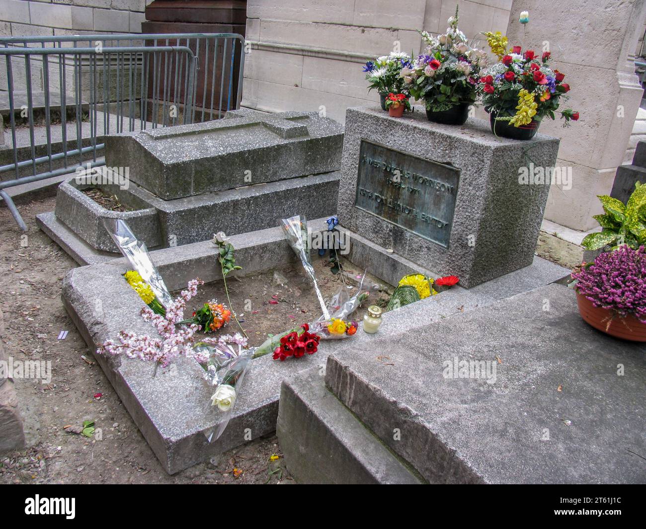 Tomba del cantante americano Jim Morrison nel Cimetière du Père-Lachaise, Parigi, Francia. Immagine scattata all'inizio della primavera del 2005. Foto Stock