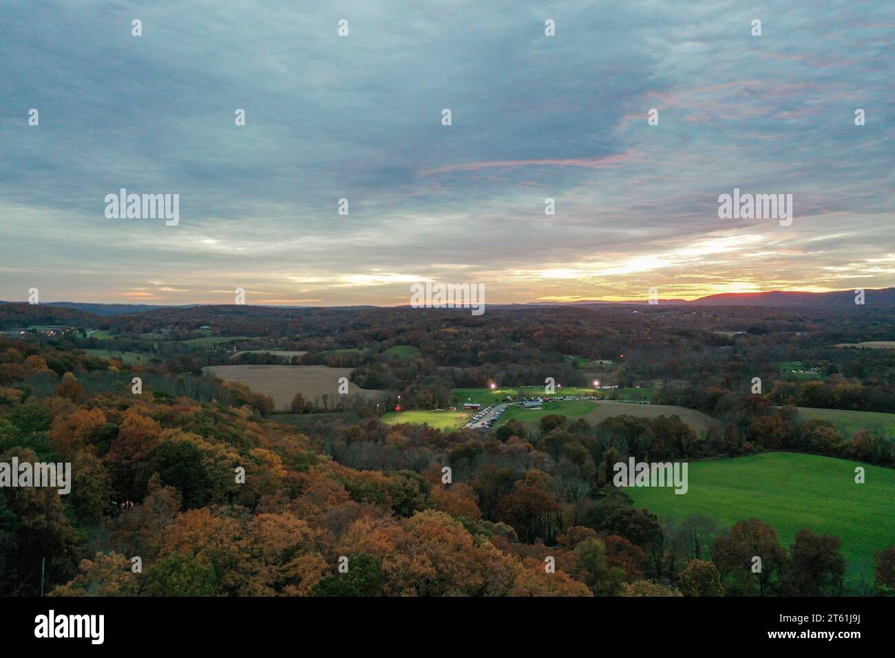 Wantage Township, Sussex County, New Jersey, Lake Neepaulin e Kittatinny Mountains con volo aereo al tramonto in tarda autunno di High Point Foto Stock