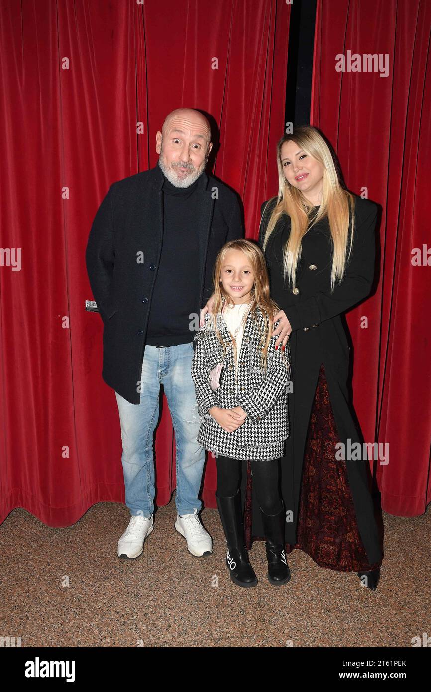 Roma, Italia. 7 novembre 2023. Roma, Teatro Quirino prima dello spettacolo teatrale ' oggi Sposi. Cordiali condoglianze ', nella foto: Maurizio Battista con Alessandra Moretti e sua figlia Credit: Independent Photo Agency/Alamy Live News Foto Stock