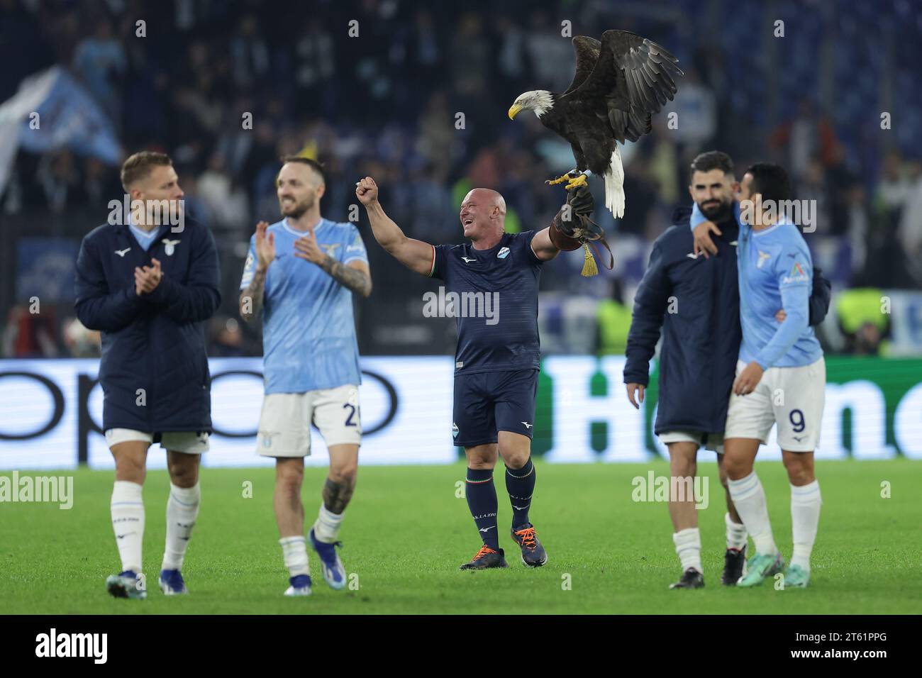 La squadra SS Lazio festeggia la partita di vittoria dopo la partita di UEFA Champions League fase a gironi gruppo e tra SS Lazio vs Feyenoord Rotterdam allo Stadio Olimpico il 7 novembre 2023, a Roma. Foto Stock