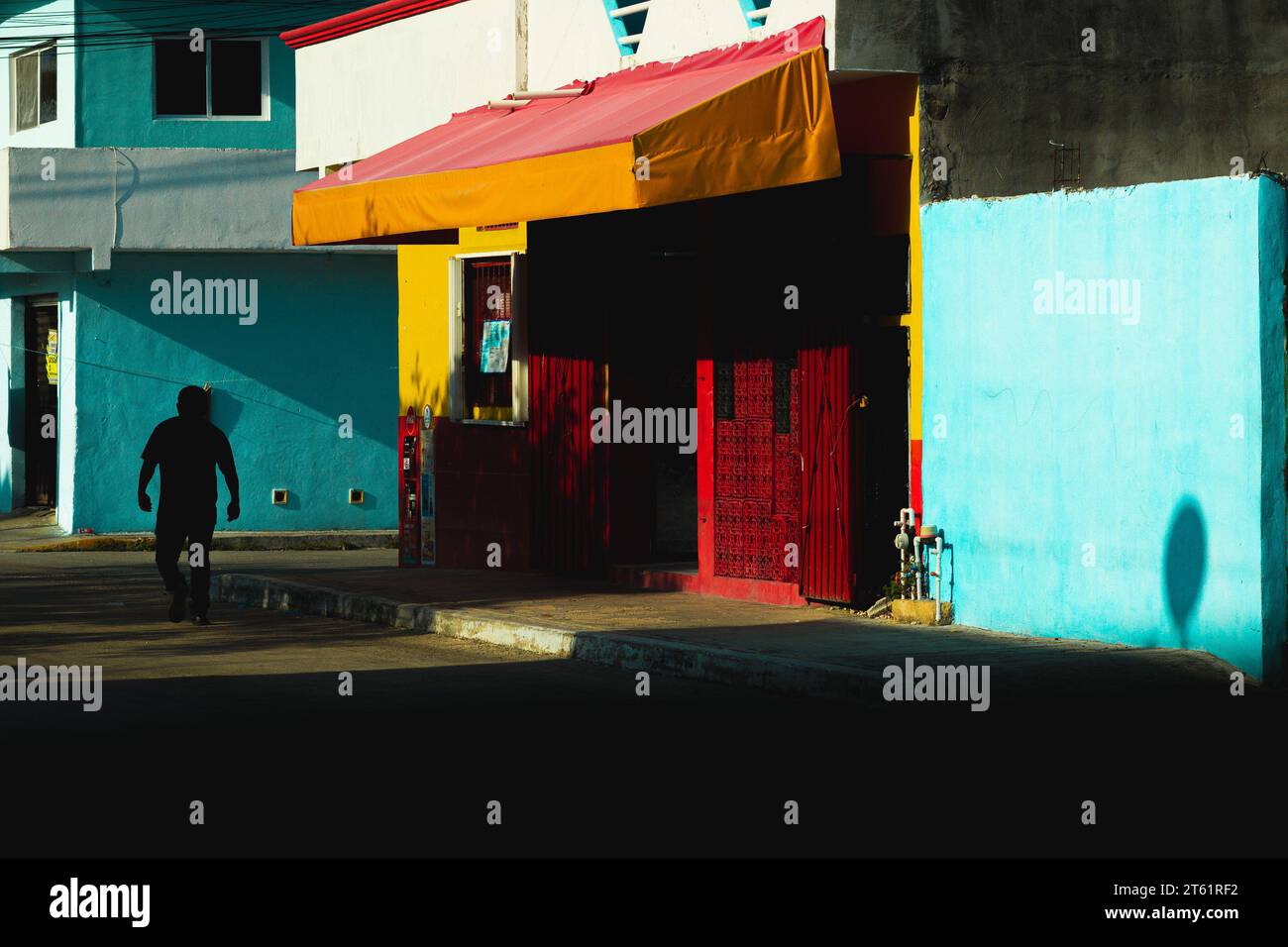 Scena di strada a Quintana Roo con un uomo che cammina, Messico, ripresa mattutina, 2023 Foto Stock