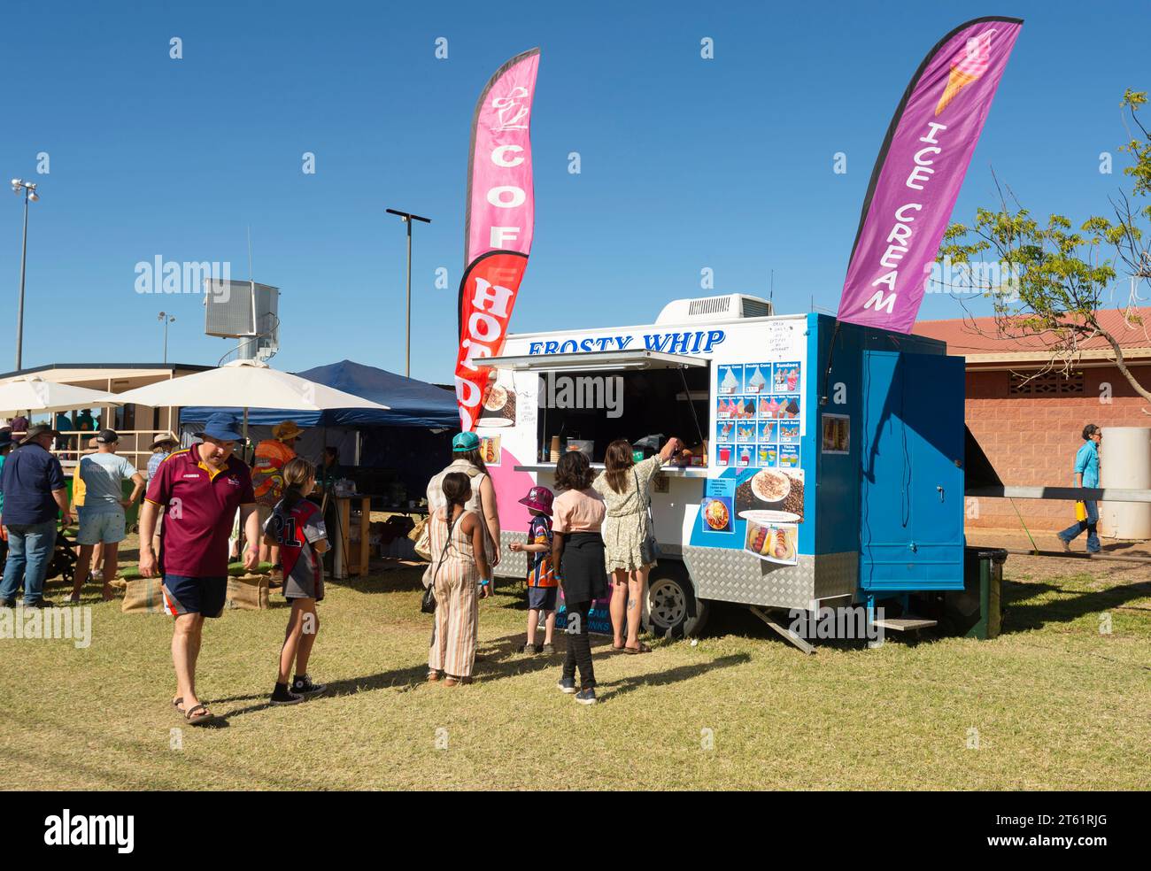 Gelateria alle corse di cammelli e cavalli di Boulia, un popolare evento dell'Outback nel Queensland, Queensland, Australia Foto Stock
