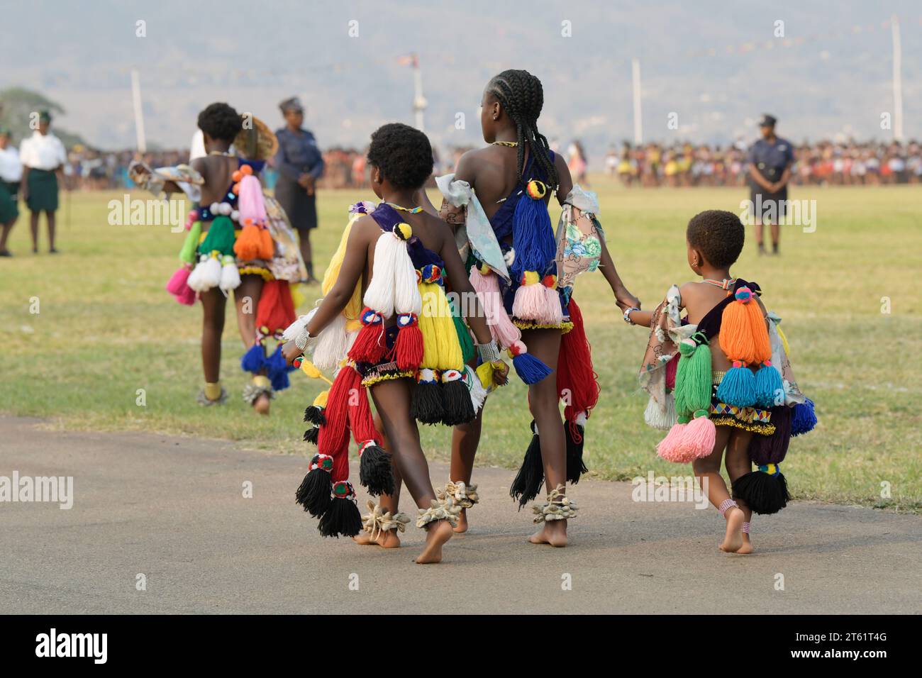 Ragazze in abito da ballo tradizionale che camminano con le donne, cerimonia annuale di danza con canna Umhlanga 2023, Regno di Eswatini, evento culturale africano, etnico Foto Stock