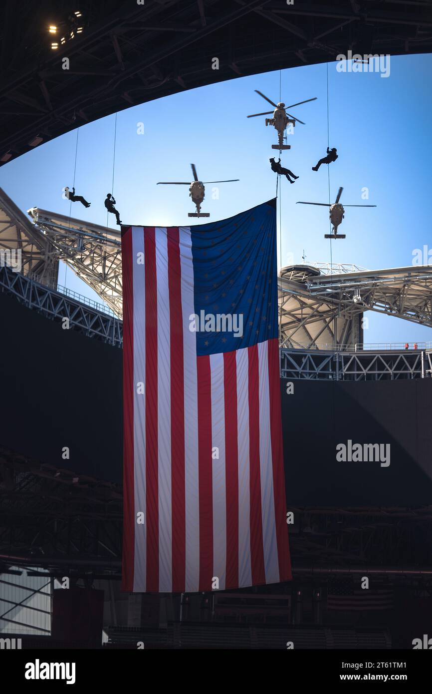 Gli U.S. Army Rangers assegnati al 75th Ranger Regiment rappel dal Mercedes-Benz Stadium mentre provavano per la chiamata degli Atlanta Falcons per servire la partita di football ad Atlanta, Georgia, domenica 4 novembre 2023. (Foto dell'esercito degli Stati Uniti del maggiore Justin Wright) Foto Stock