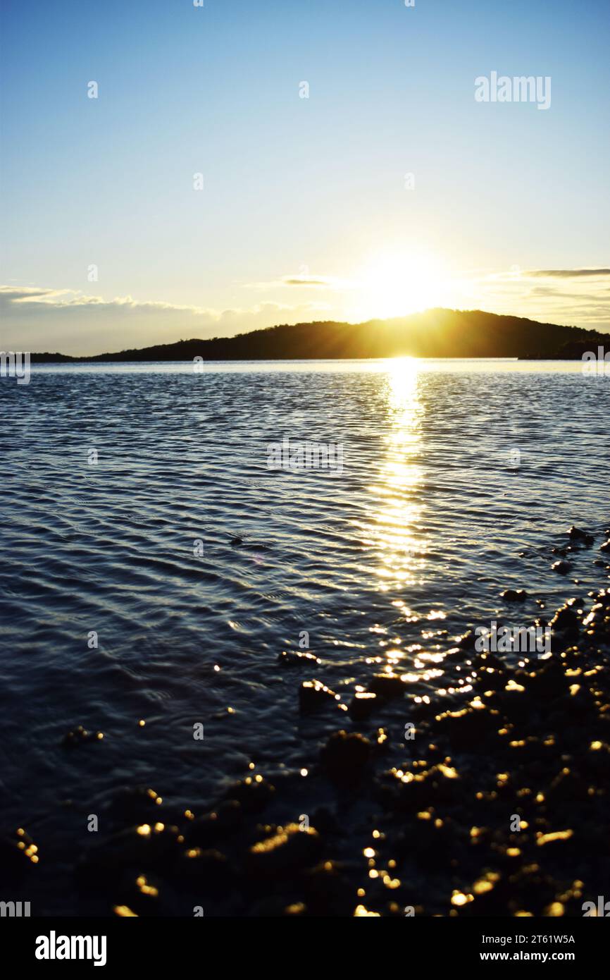 Splendida alba sull'oceano | scatto verticale Foto Stock