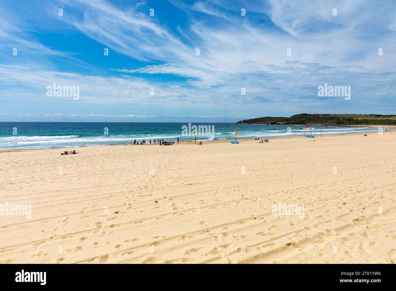 Spiaggia di Maroubra nei sobborghi orientali di Sydney e parco nazionale Malabar Headland in lontananza, Sydney, NSW, Australia, novembre 2023 Foto Stock