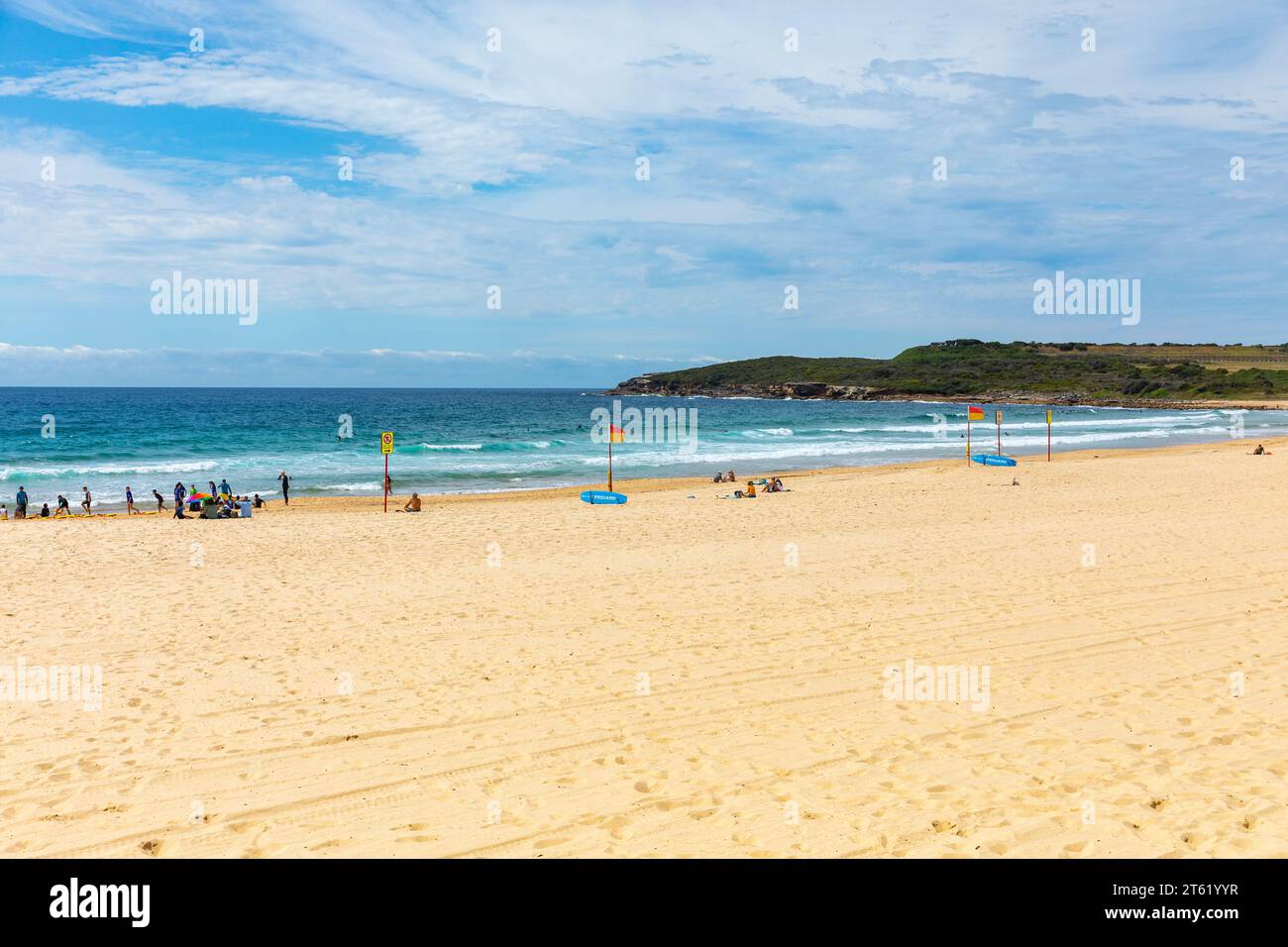 Spiaggia di Maroubra nei sobborghi orientali di Sydney e parco nazionale Malabar Headland in lontananza, Sydney, NSW, Australia, novembre 2023 Foto Stock
