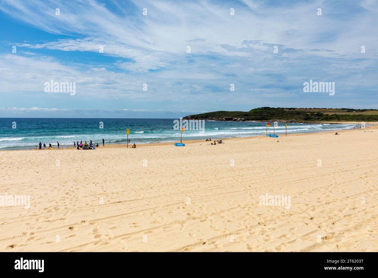 Spiaggia di Maroubra nei sobborghi orientali di Sydney e parco nazionale Malabar Headland in lontananza, Sydney, NSW, Australia, novembre 2023 Foto Stock