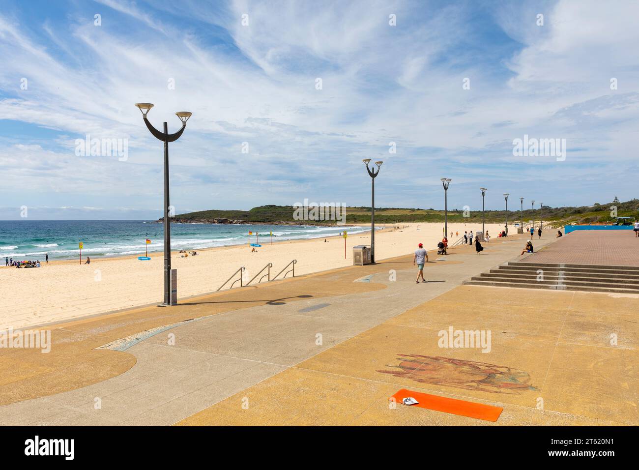Spiaggia di Maroubra nei sobborghi orientali di Sydney e parco nazionale Malabar Headland in lontananza, Sydney, NSW, Australia, novembre 2023 Foto Stock