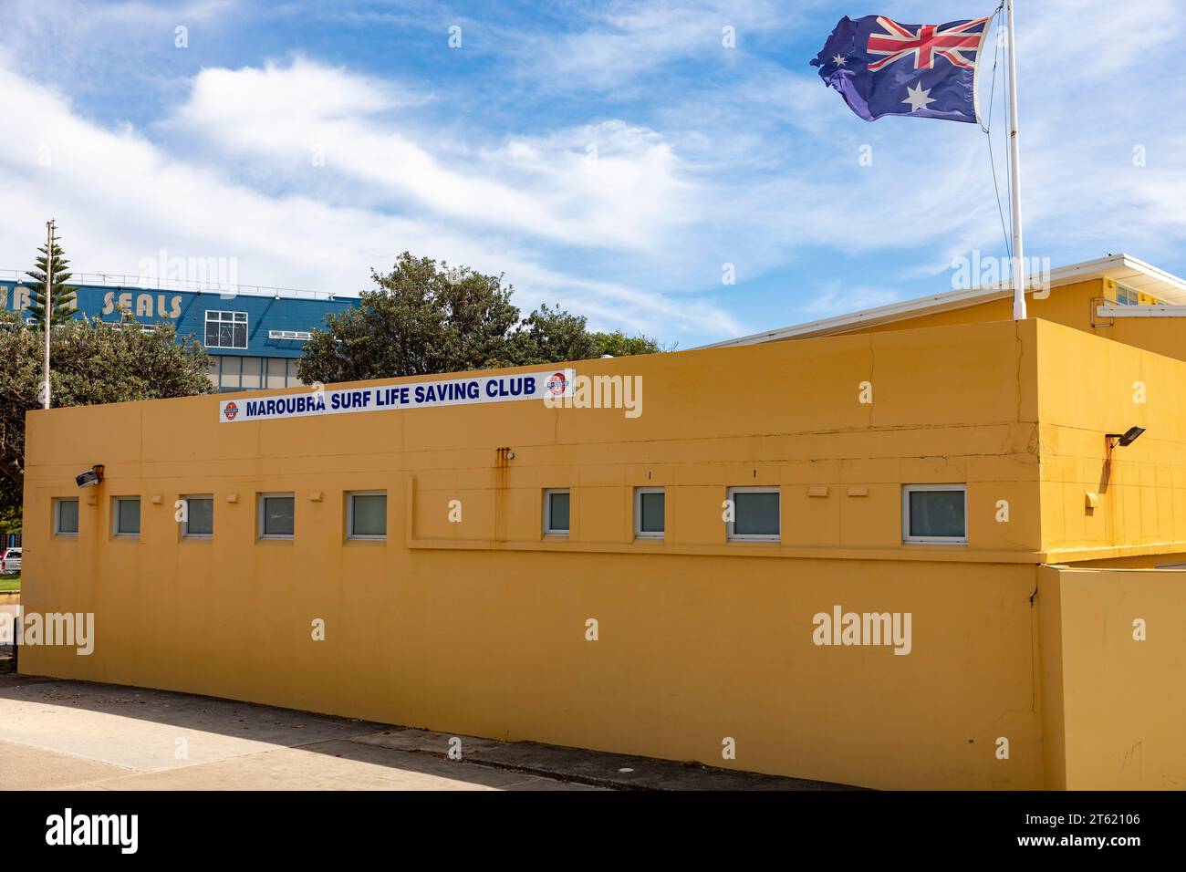 Maroubra Beach Surf Life Saving club House edificio con bandiera australiana, sobborghi orientali di Sydney, NSW, Australia, 2023 Foto Stock