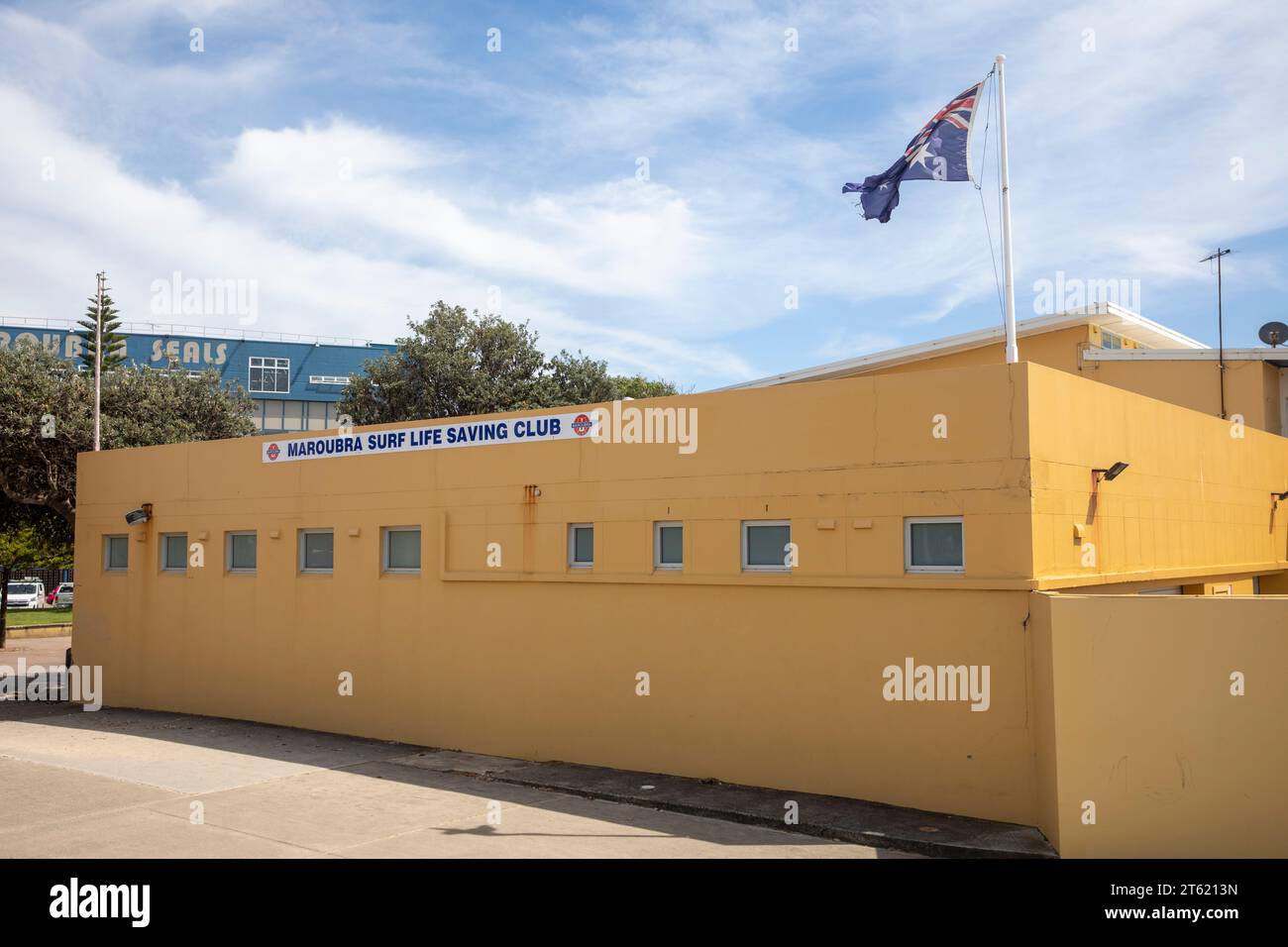 Maroubra Beach Surf Life Saving club House edificio con bandiera australiana, sobborghi orientali di Sydney, NSW, Australia, 2023 Foto Stock