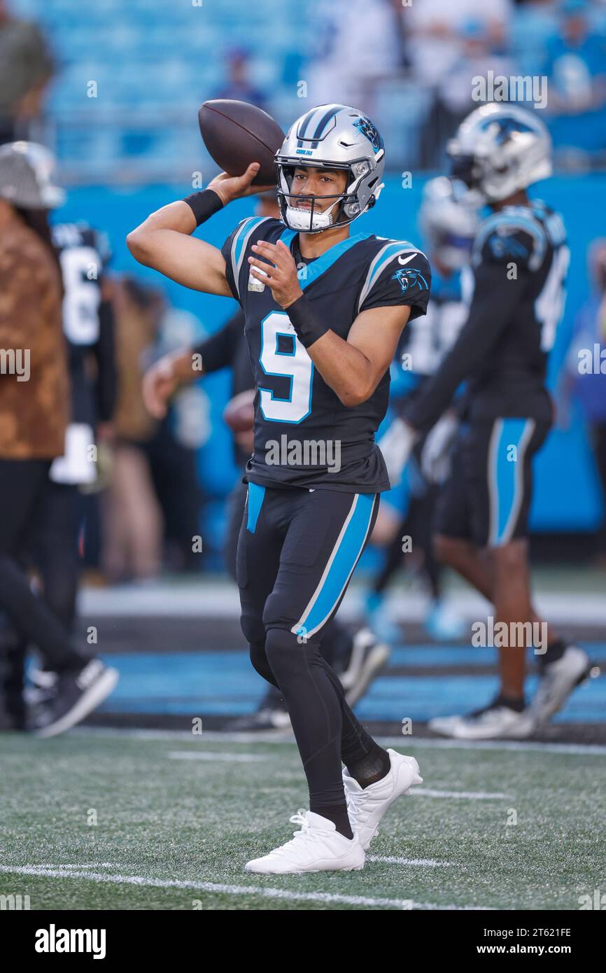 Charlotte, NC, USA: Il quarterback dei Carolina Panthers Bryce Young (9) torna a passare durante il riscaldamento pre-partita prima di una partita nella NFL contro gli Indianapo Foto Stock
