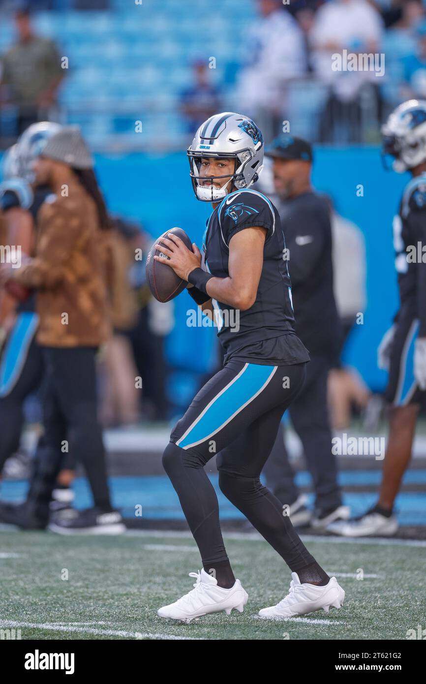 Charlotte, NC, USA: Il quarterback dei Carolina Panthers Bryce Young (9) torna a passare durante il riscaldamento pre-partita prima di una partita nella NFL contro gli Indianapo Foto Stock