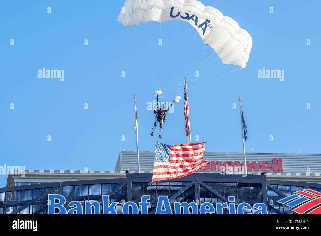 Charlotte, NC, USA: Un uomo paracaduta durante il riscaldamento pre-partita prima di una partita NFL tra i Carolina Panthers e gli Indianapolis Colts a Bank o Foto Stock
