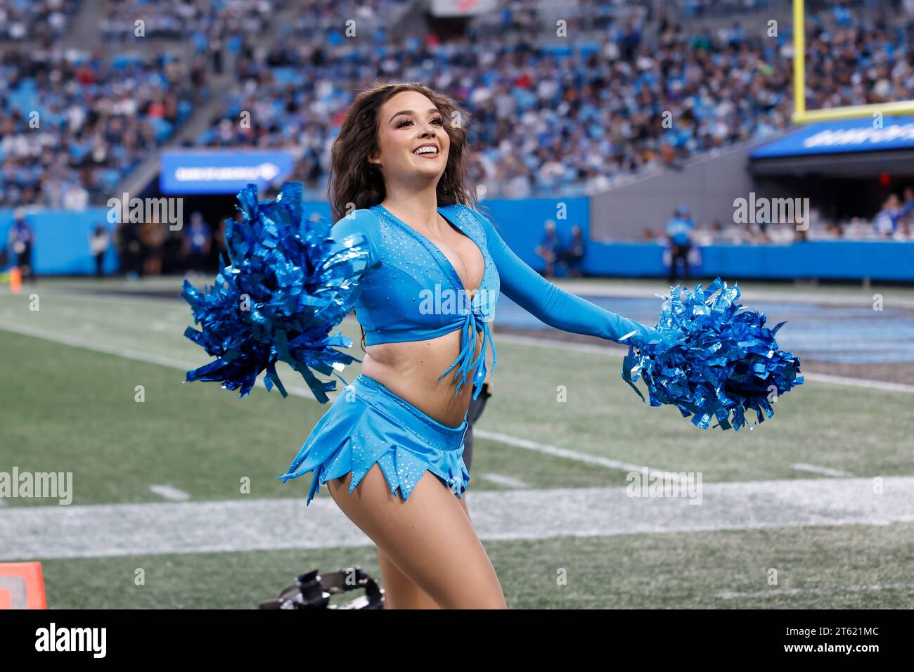 Charlotte, NC, USA: Uno dei membri delle cheerleader dei Carolina Panthers che intrattiene i tifosi durante una partita della NFL contro gli Indianapolis Colts A. Foto Stock