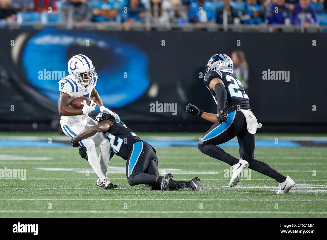 Charlotte, NC, USA: Il wide receiver degli Indianapolis Colts Isaiah McKenzie (6) fa una ricezione e viene placcato dal cornerback dei Carolina Panthers Dicaprio Boo Foto Stock