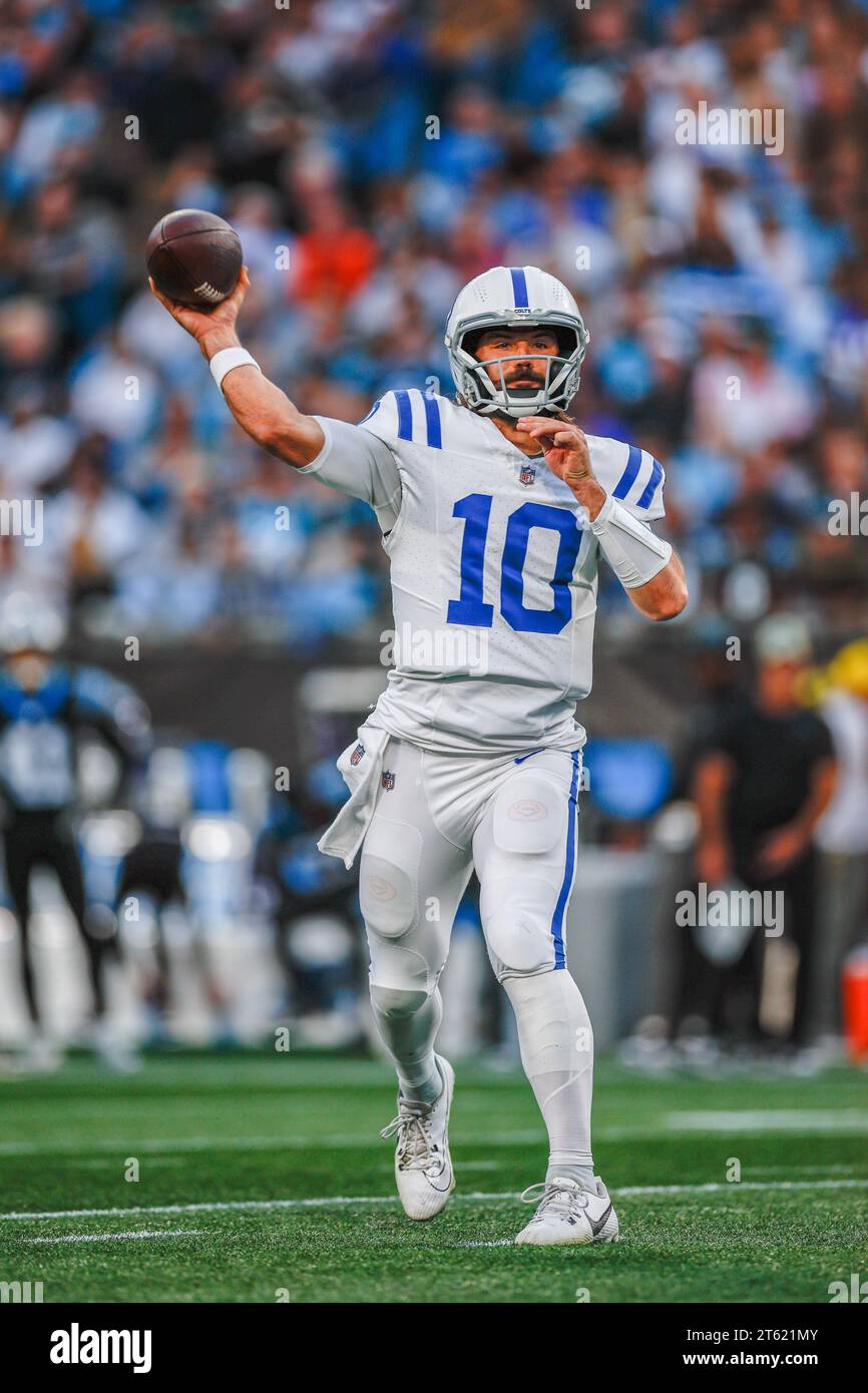 Charlotte, NC, USA: Il quarterback degli Indianapolis Colts Gardner Minshew (10) passa il pallone durante una partita della NFL contro i Carolina Panthers alla Bank of Am Foto Stock