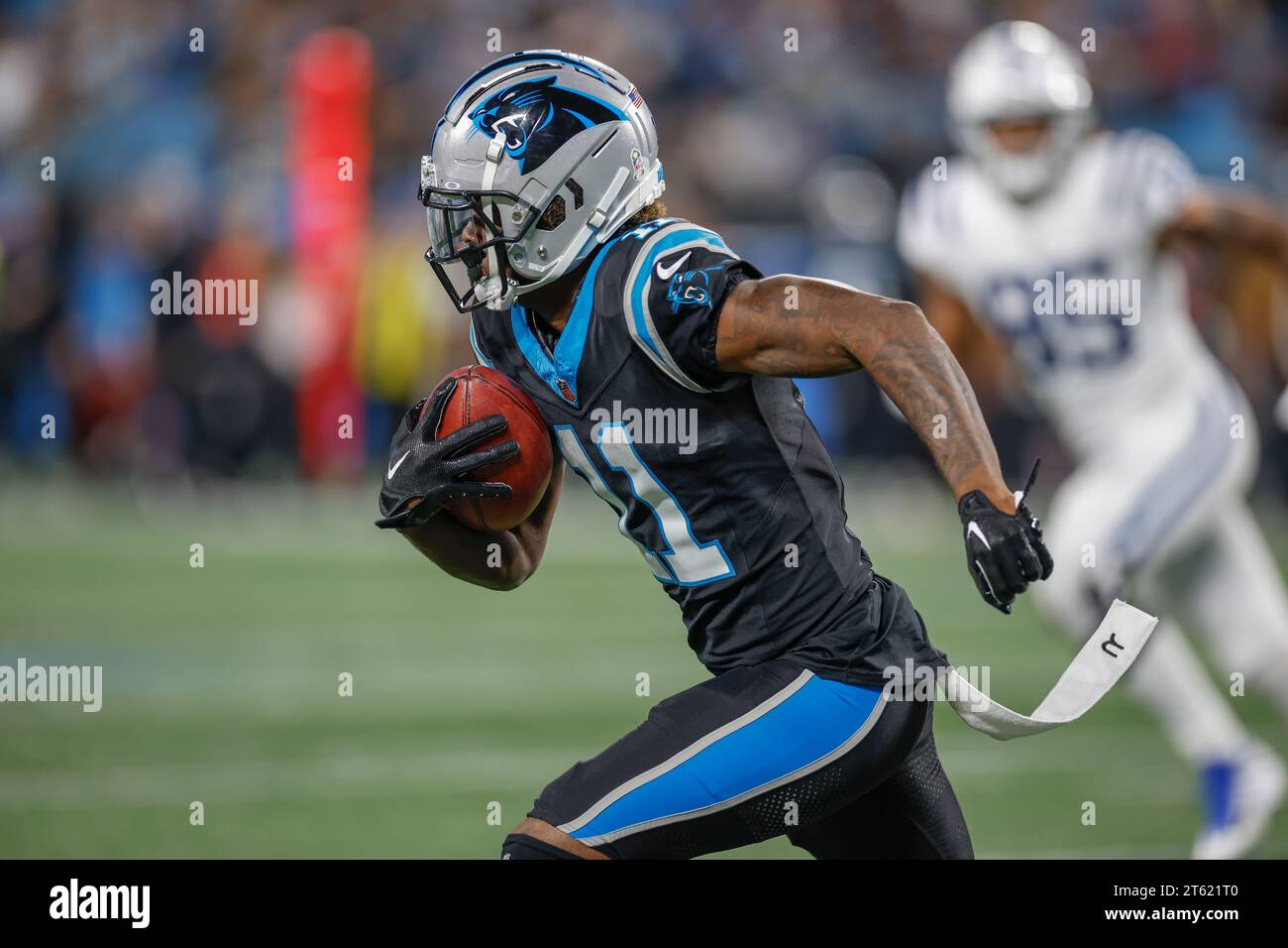 Charlotte, NC, USA: Il wide receiver dei Carolina Panthers Ihmir Smith-Marsette (11) corre fino alla end zone per il touchdown durante una gara della NFL contro gli in Foto Stock
