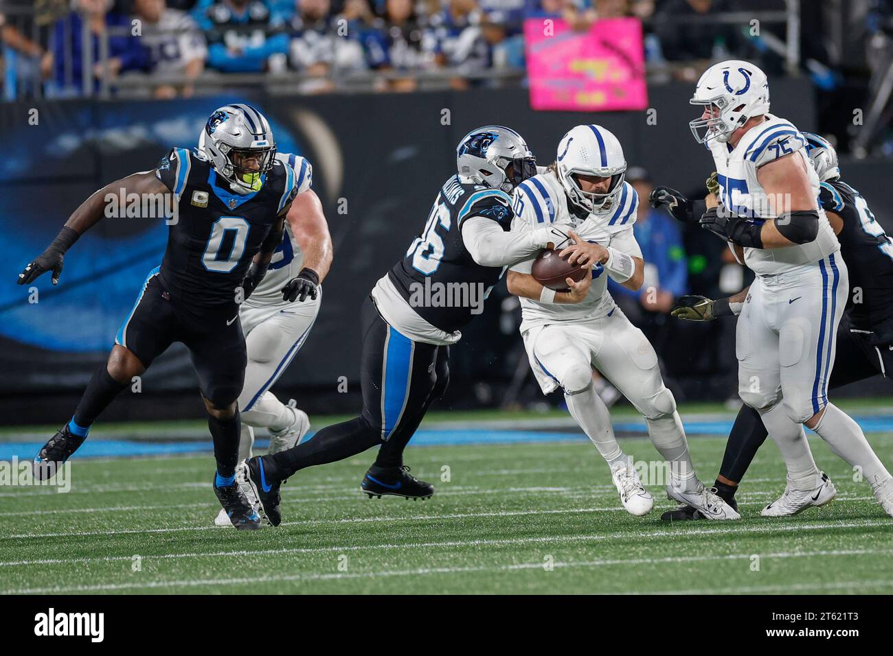 Charlotte, NC, USA: Il defensive tackle dei Carolina Panthers DeShawn Williams (96) sack e cerca di spogliarlo dal quarterback degli Indianapolis Colts Gar Foto Stock