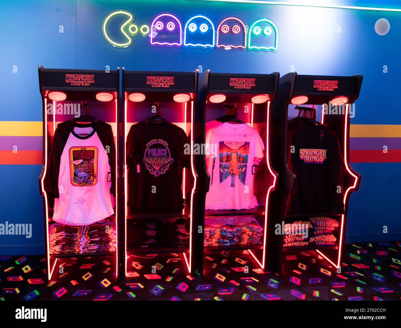 Hawkins , usa - 10 17 2023 : Stranger Things titolo logo marchio e segno di testo dei film netflix display sell tshirt arcade concept tv series Foto Stock