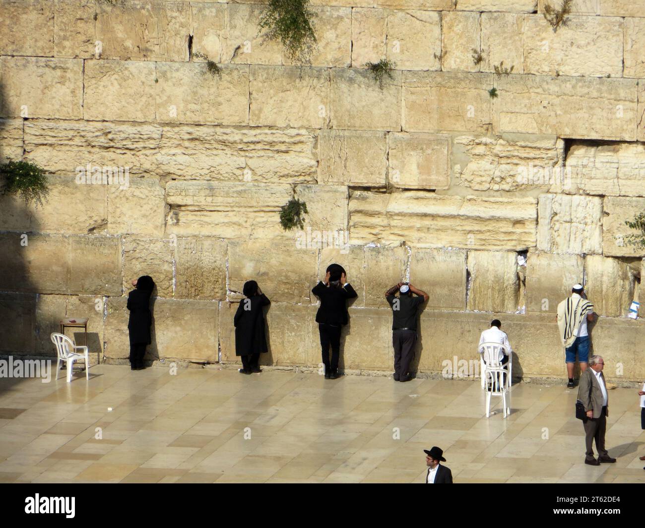 GERUSALEMME, ISRAELE - 15 MAGGIO 2015: Uomini ebrei israeliani che pregano al muro Occidentale di Gerusalemme Foto Stock
