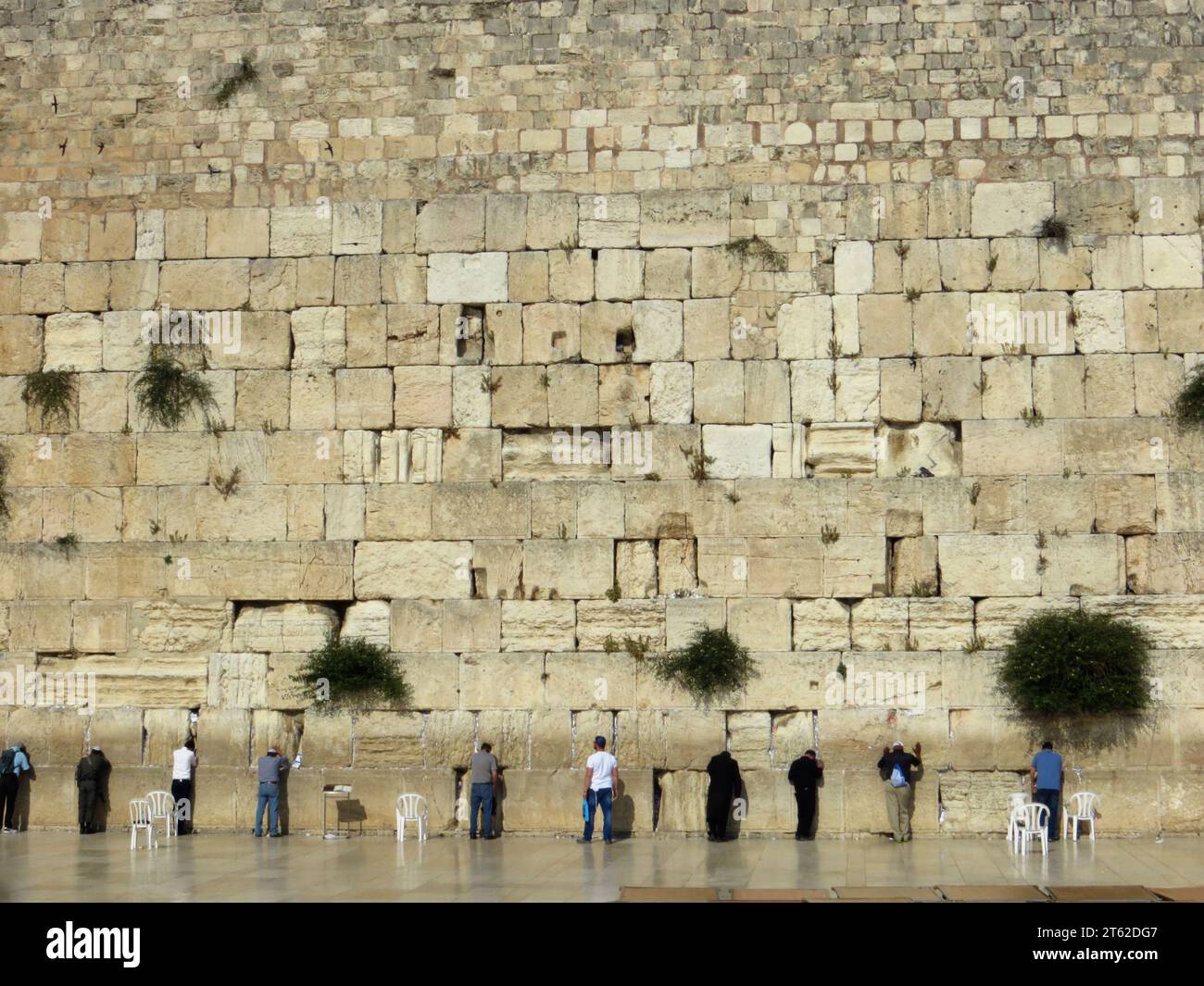 GERUSALEMME, ISRAELE - 15 MAGGIO 2015: Uomini ebrei israeliani che pregano al muro Occidentale di Gerusalemme Foto Stock
