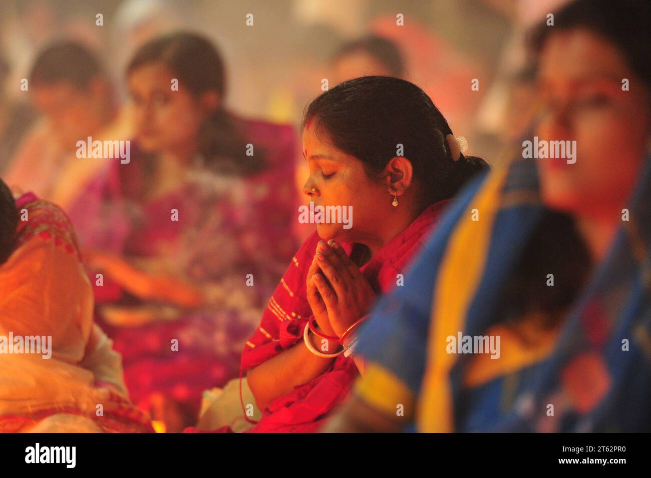 Non esclusiva: 07 novembre 2023 Sylhet-Bangladesh: I devoti indù siedono insieme per preparare con lampada, cibo e altri articoli dei rituali si Foto Stock