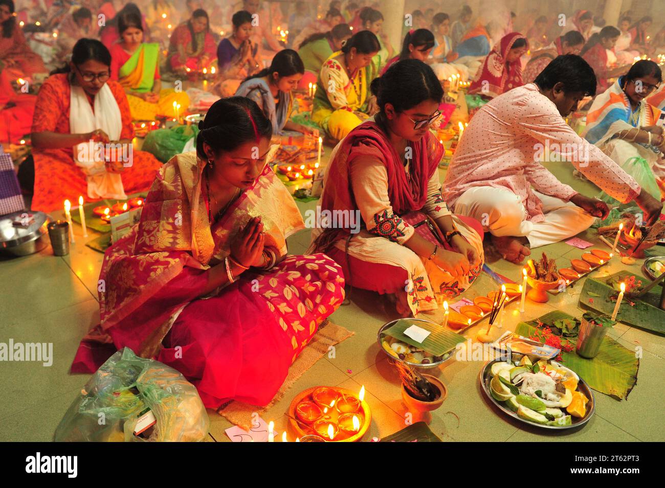 Non esclusiva: 07 novembre 2023 Sylhet-Bangladesh: I devoti indù siedono insieme per preparare con lampada, cibo e altri articoli dei rituali si Foto Stock