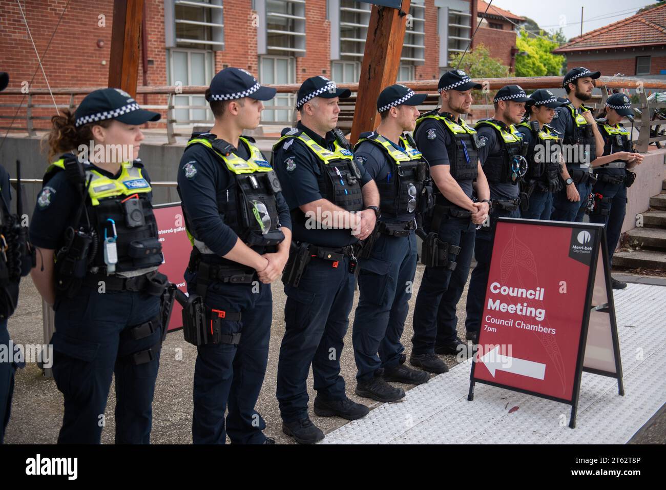 8 novembre 2023, Melbourne, Australia. La polizia si è schierata fuori dall'ingresso del municipio di Coburgo prima che i membri del consiglio Merri-bek votassero con successo una mozione a sostegno di un cessate il fuoco a Gaza, oltre a fornire aiuti a coloro che vivono nell'area devastata dalla guerra e a cessare qualsiasi contratto del consiglio a sostegno dell'esercito israeliano, oltre a sventolare una bandiera palestinese sopra il municipio. I manifestanti pro-Palestina si sono presentati nelle loro centinaia per sostenere queste mozioni. Crediti: Jay Kogler/Alamy Live News Foto Stock