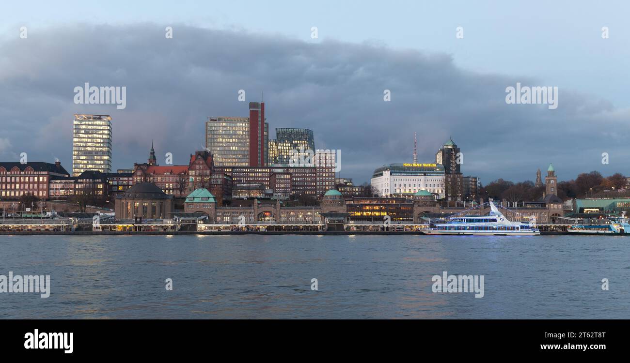 Amburgo, Germania - 27 novembre 2018: Panorama urbano del porto di Amburgo. Edifici moderni e antichi si trovano sulla costa del fiume Elba in serata Foto Stock