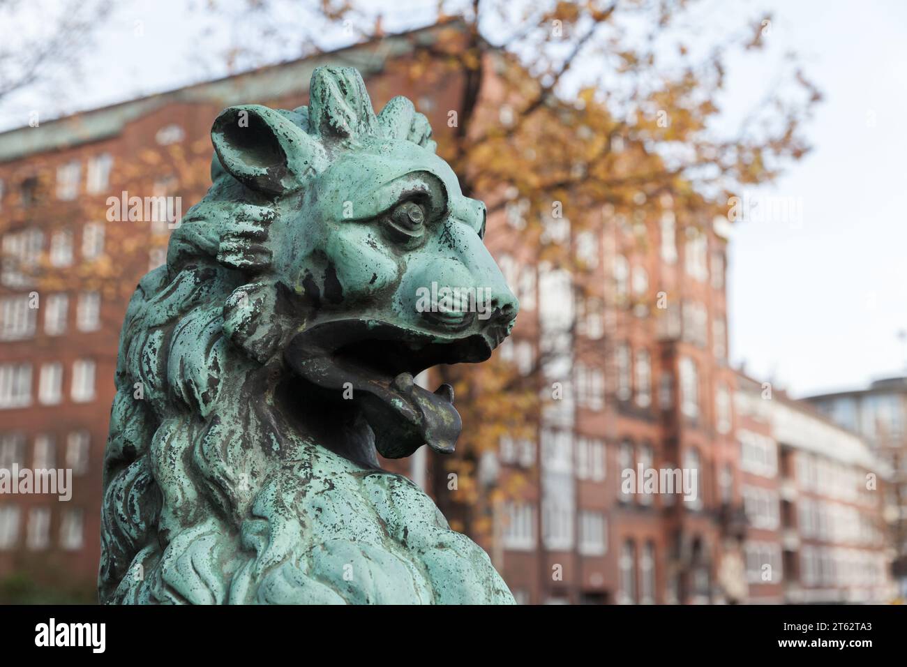 Amburgo, Germania - 30 novembre 2018: Antica statua del leone in città, foto ravvicinata Foto Stock
