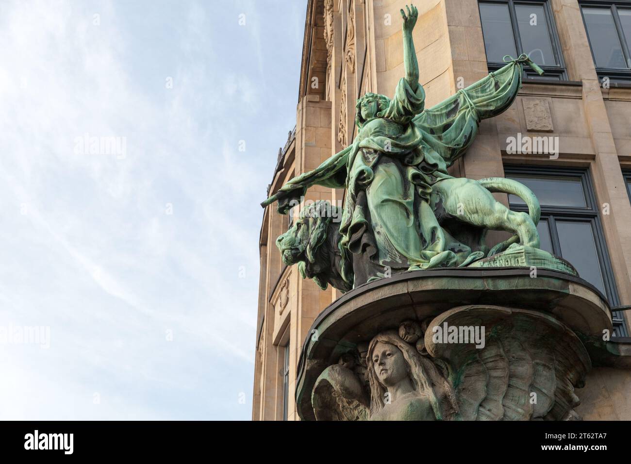 Amburgo, Germania - 30 novembre 2018: Donna e leone. Antica statua nella città vecchia di Amburgo, decorazione della facciata Foto Stock