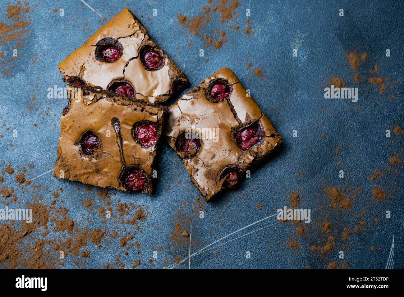 Gustoso brownie alla ciliegia, brownie su sfondo nero, vista dall'alto. Foto Stock