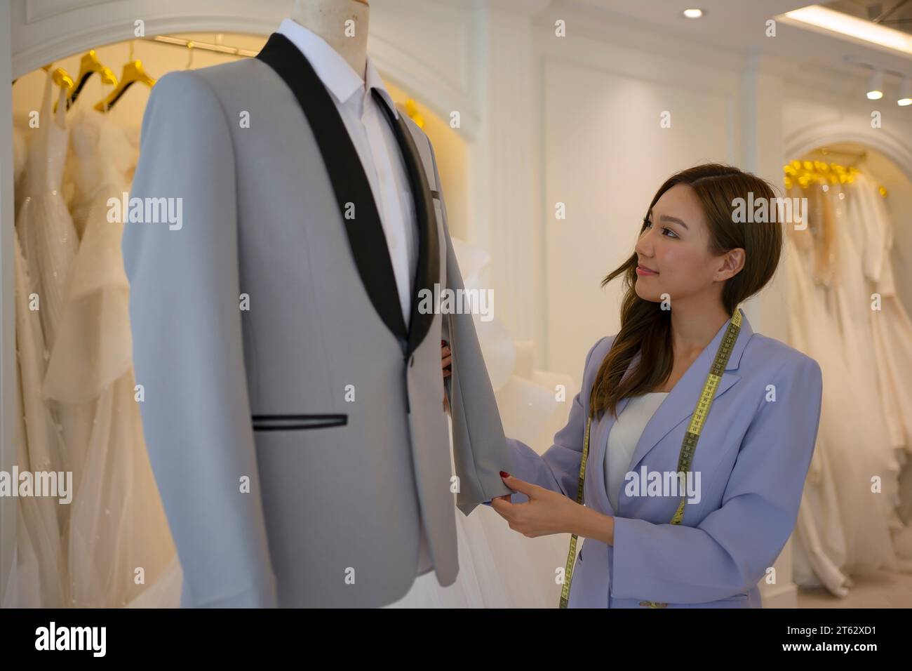 Imprenditore nello studio di matrimonio. Stile di vita e matrimonio. Foto Stock