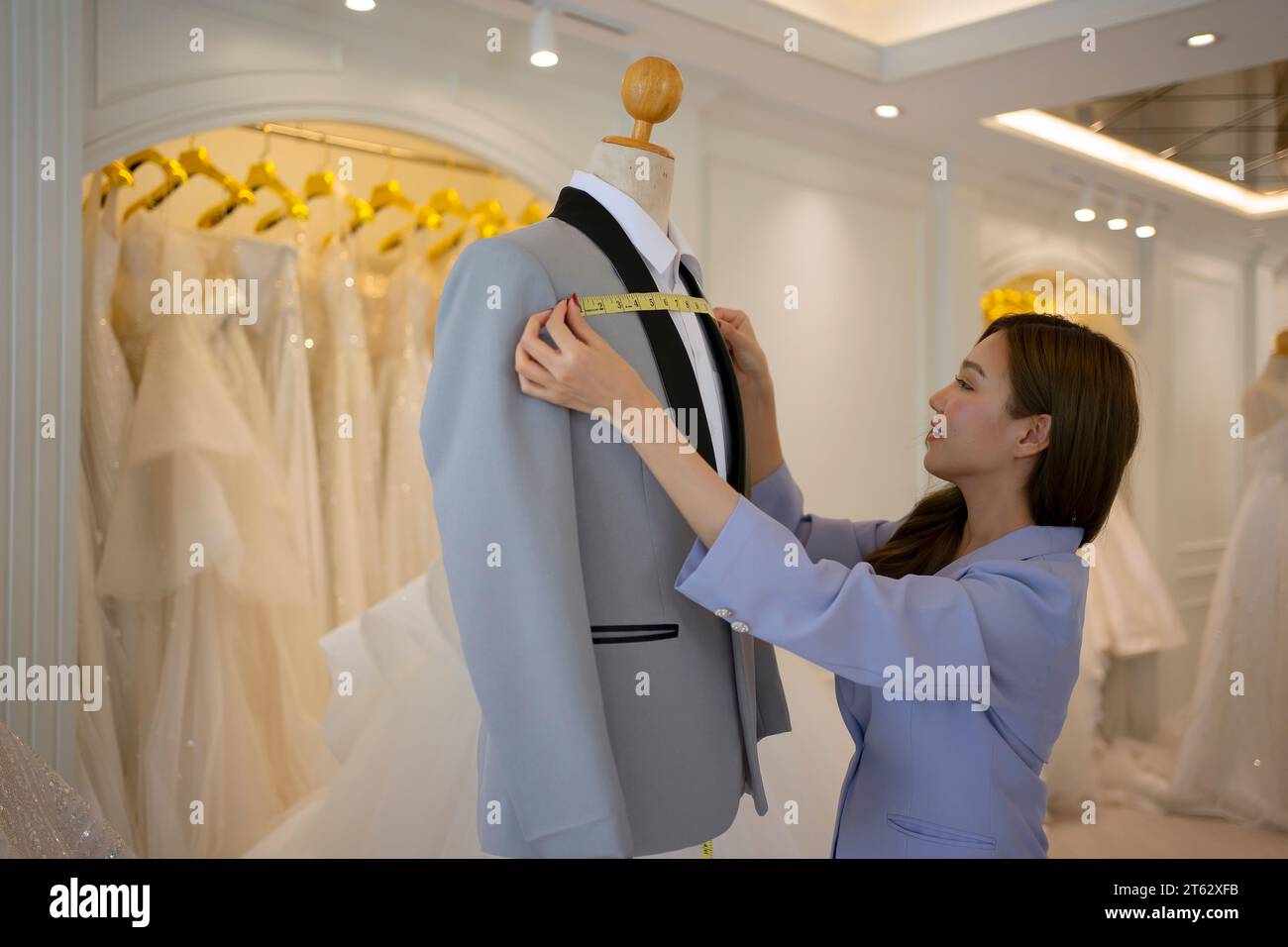Imprenditore nello studio di matrimonio. Stile di vita e matrimonio. Foto Stock