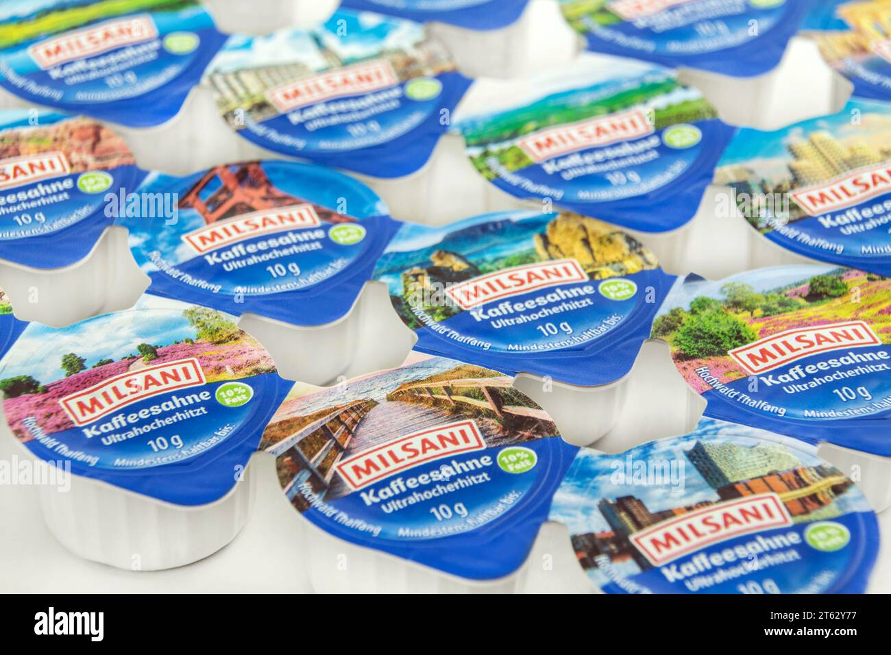 Amburgo, Germania - 3 novembre 2023: Kaffeesahne Milsani 10 g Portionen Foto Stock