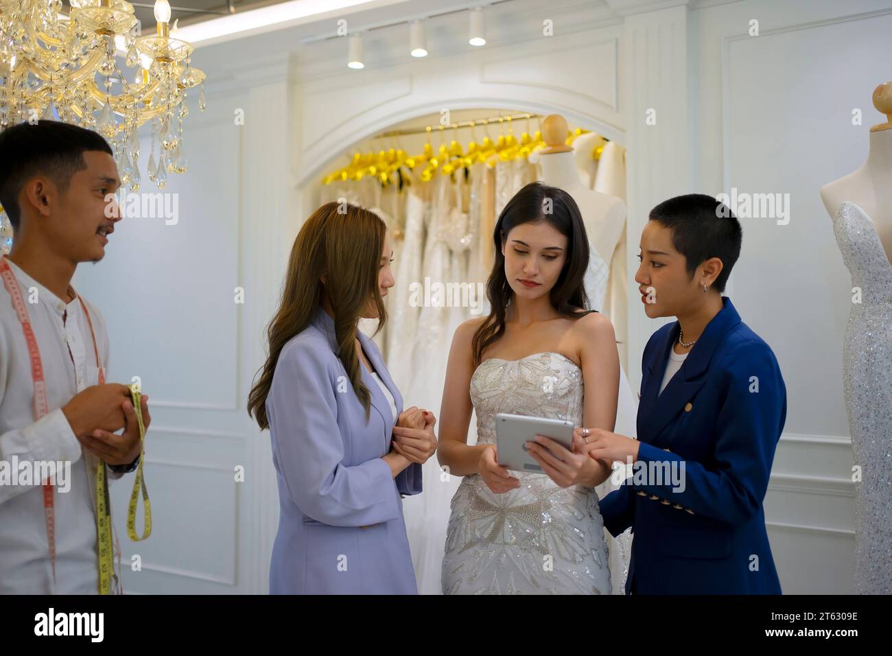La coppia sceglie un abito nello studio di nozze. Stile di vita e matrimonio. Foto Stock