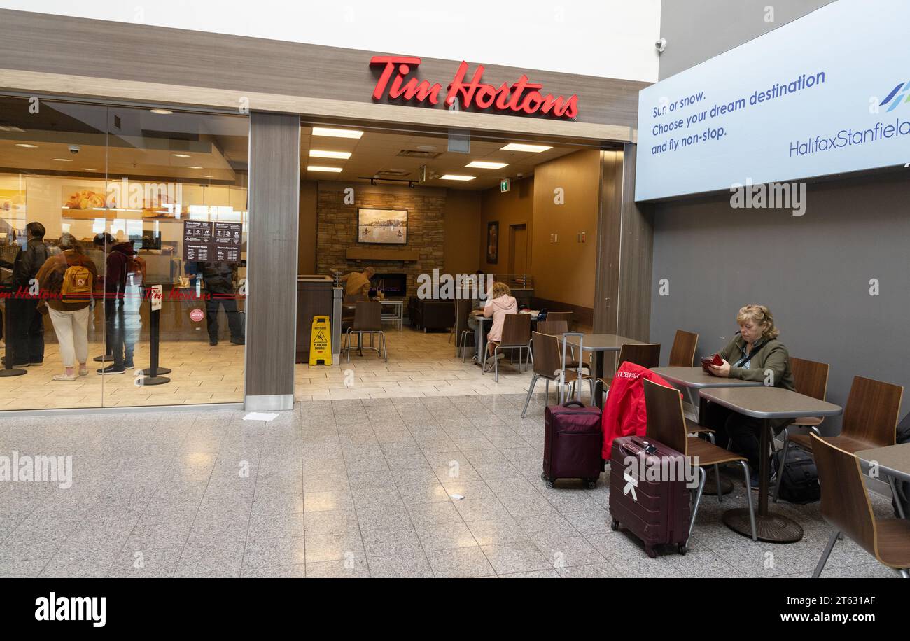 Esterno della caffetteria Tim Hortons, Cafe Restaurant and coffee bar catena di fast food, Halifax, nuova Scozia, Canada Foto Stock