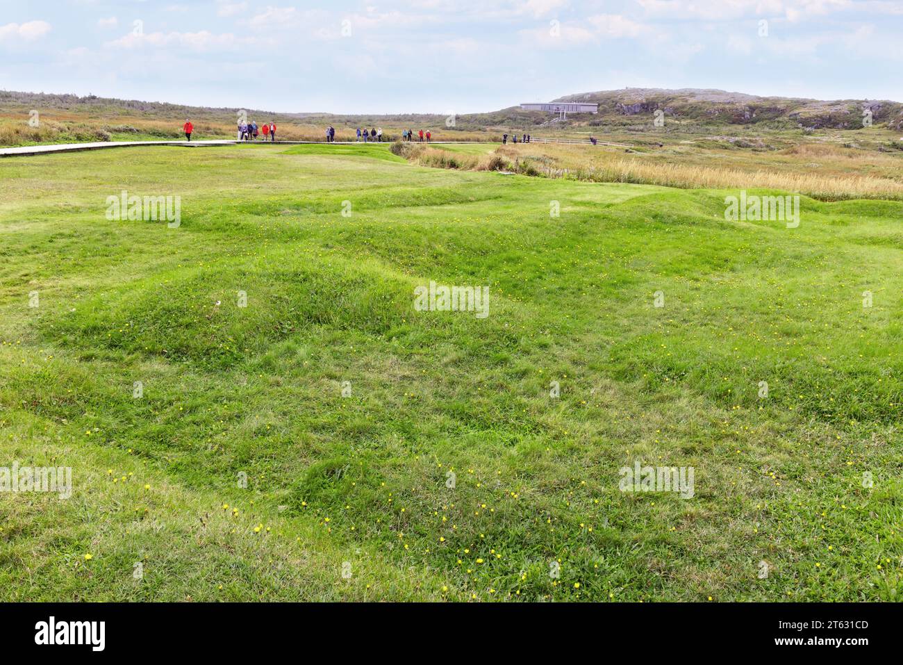 L'Anse aux Meadows Terranova Canada; i tumuli di terra segnano la posizione delle pareti degli edifici nell'insediamento vichingo/norreno dell'XI secolo Foto Stock