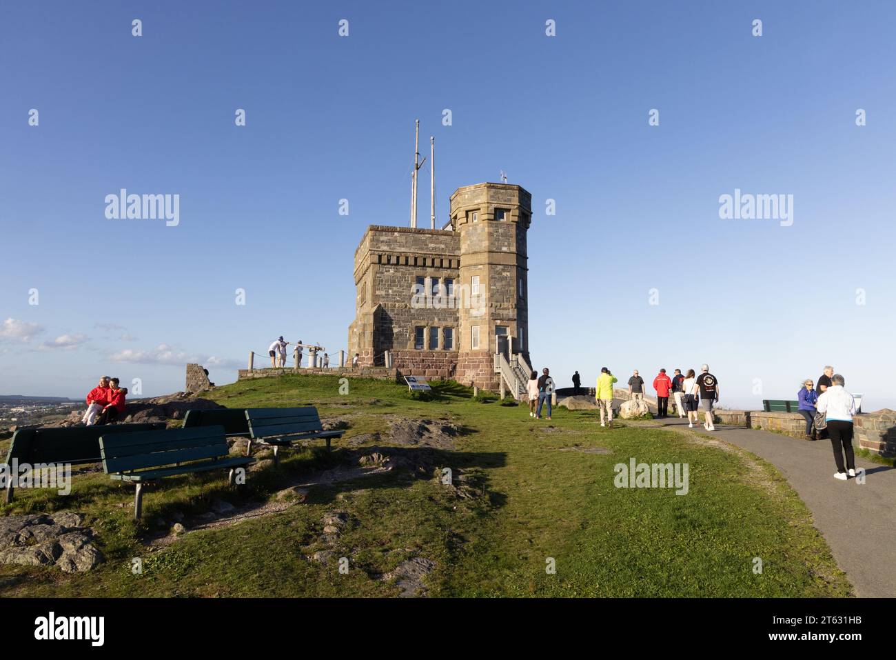 I turisti della Cabot Tower in una soleggiata giornata estiva, Signal Hill National Historic Site, St Johns, Newfoundland Canada. Turisti canadesi. Foto Stock