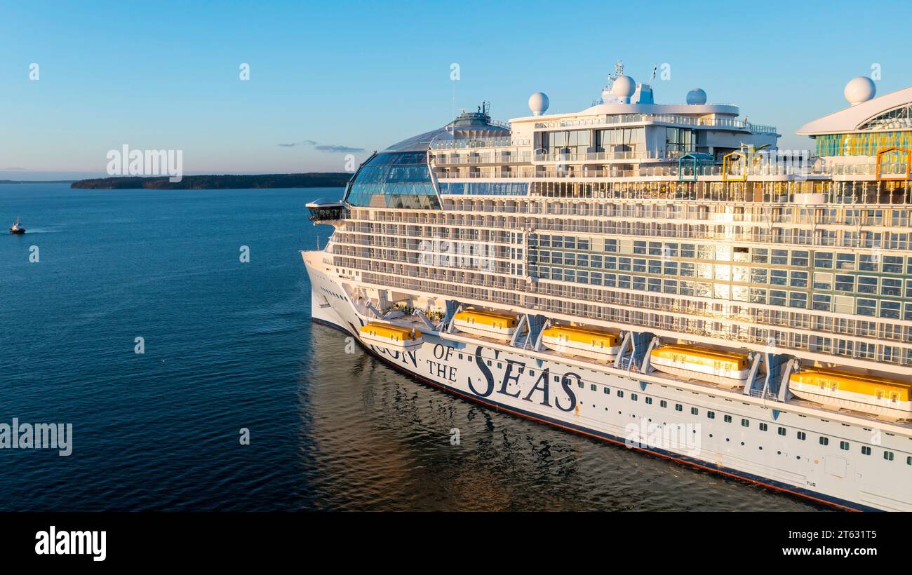 La nave da crociera più grande del mondo ICONA DEI MARI durante le prove in mare nell'arcipelago finlandese. Vista laterale dell'antenna Foto Stock