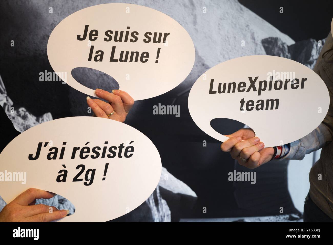 Cartelli ovali, sono sulla Luna! Squadra LuneXplorer. Ho resistito a 2 kg!. LuneXplorer, una nuova esperienza alla Cité de l espace, alla presenza di Jean-Baptiste Desbois, Amministratore delegato di SEMECCEL - Cité de l espace e L Envol des Pionniers. Nell'ambito dello sviluppo della Cité de l espace, sito di riferimento per la diffusione della cultura spaziale, sta lanciando Toulouse Metropole, con il sostegno di FEDER REACT EU, SEMECCEL e della regione Occitania-Pirenei-mediterranei, e la partecipazione di ESA e CNES, una nuova esperienza di visita unica in Europa, che aprirà le sue porte al pubblico Foto Stock