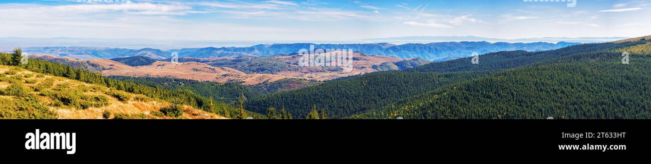 panorama di paesaggi montuosi in autunno. alberi sulle colline erbose. splendido scenario all'aperto della campagna rumena dei carpazi, apuseni national Foto Stock