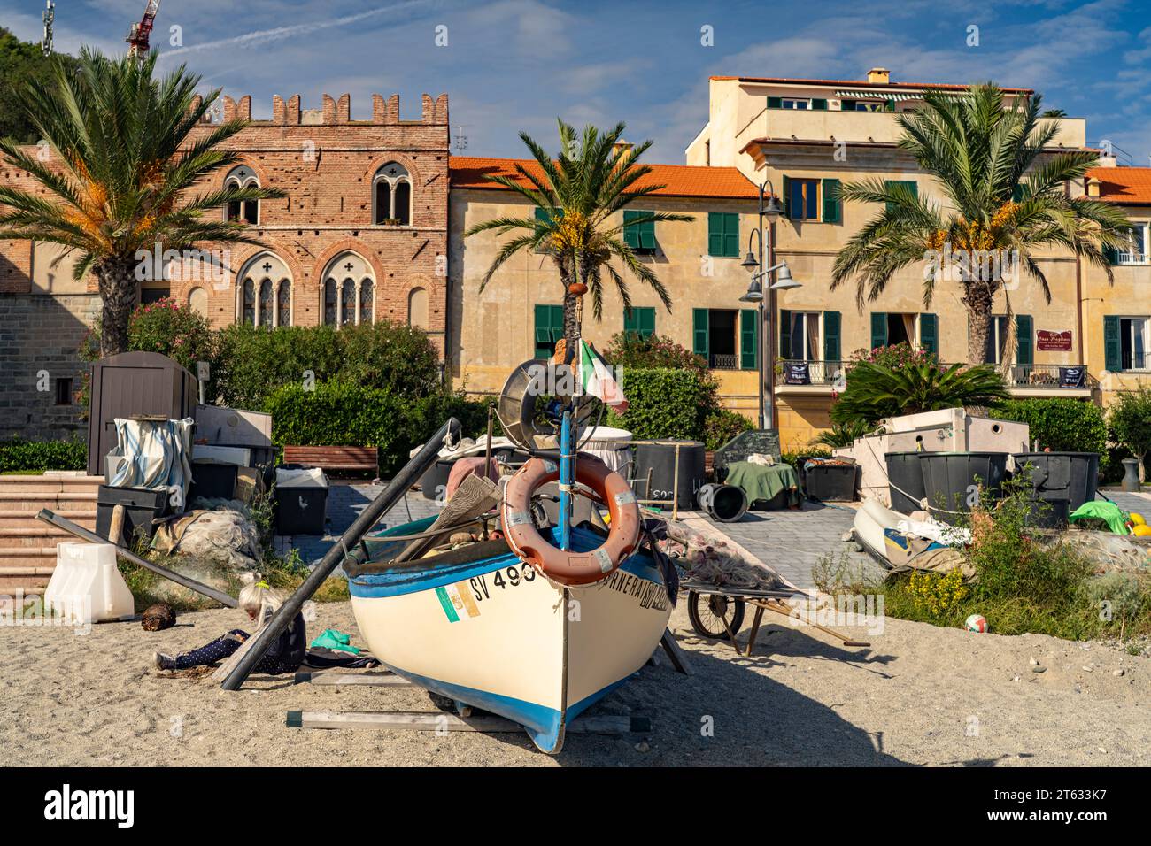 Fischerboot am Strand der Fischer von Noli, Riviera di Ponente, Ligurien, Italien, Europa | barca da pesca a Fisherman's Beach a Noli, Riviera di Pon Foto Stock