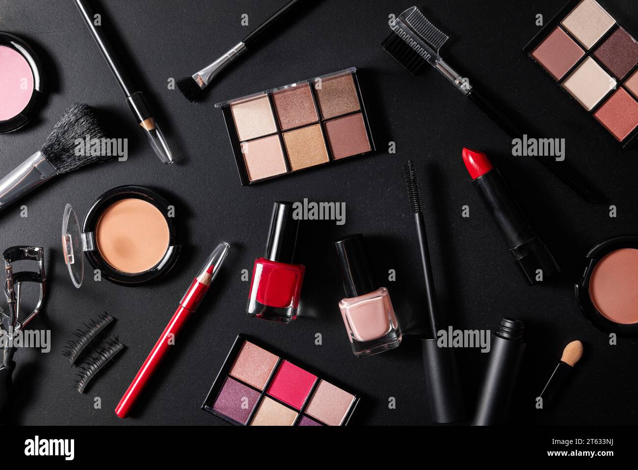 set di cosmetici per il trucco su sfondo nero. collezione di prodotti di bellezza. vista dall'alto Foto Stock