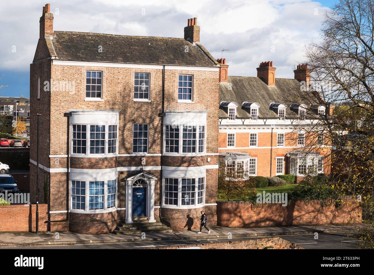 Rockingham House, una casa di città georgiana, ora uffici, e Feversham House, Jewbury, York, Inghilterra, Regno Unito Foto Stock