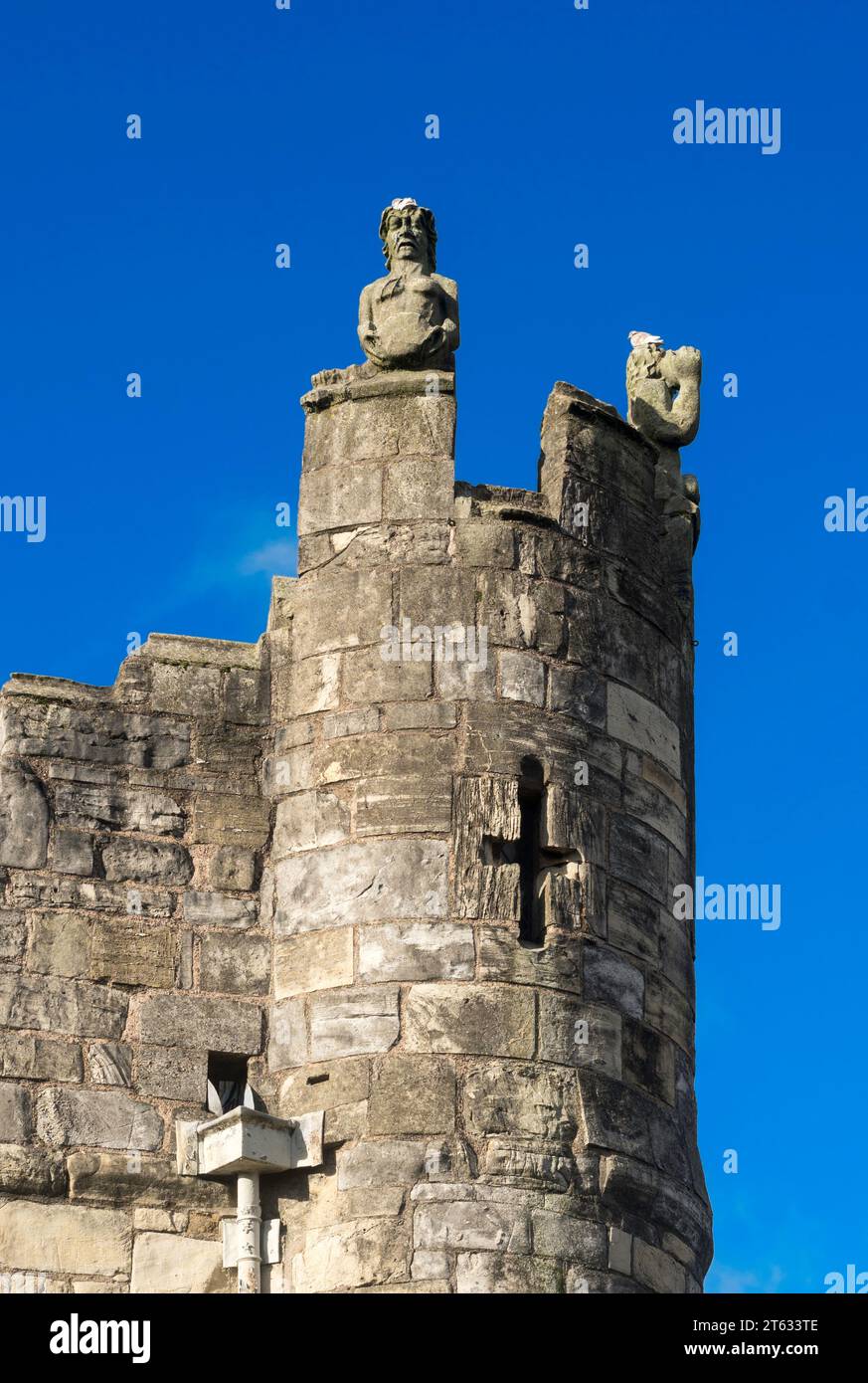 Statue sulla torretta sopra Monk Bar a York City Walls, Inghilterra, Regno Unito Foto Stock