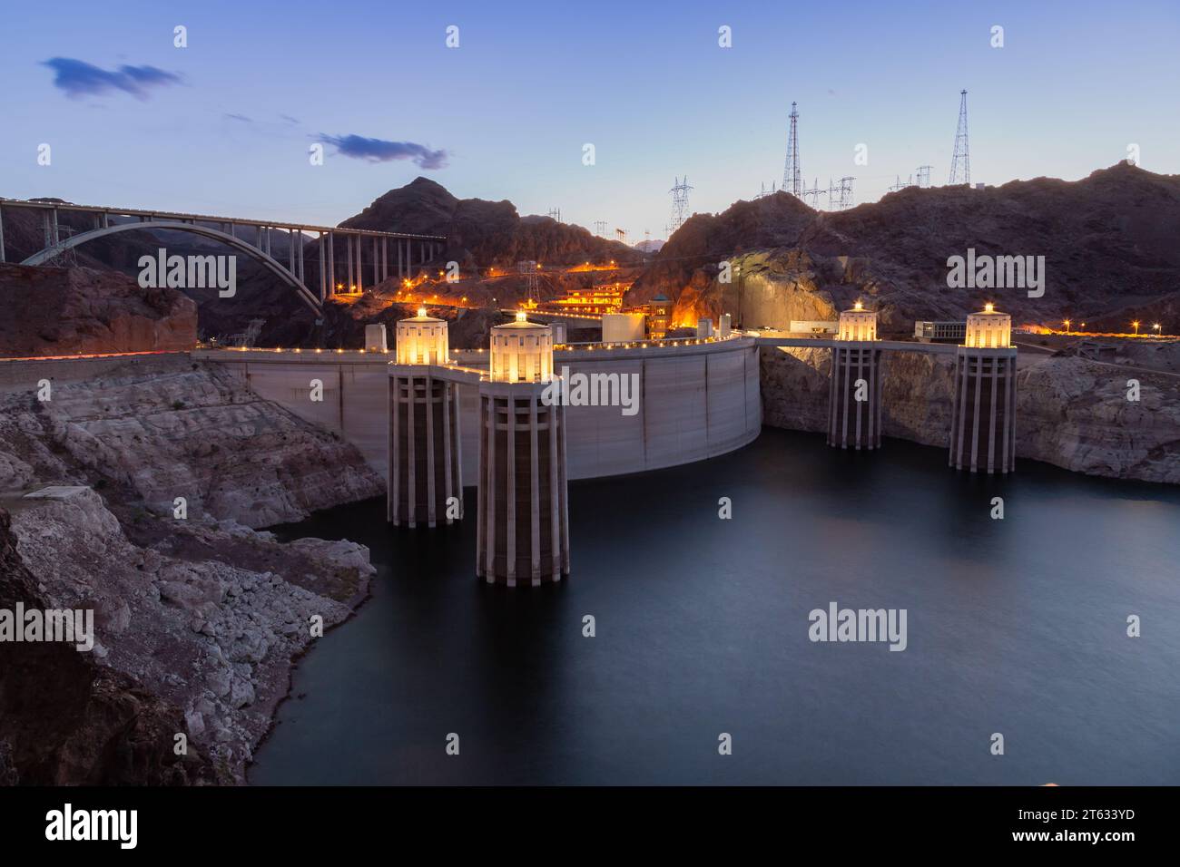 Primo piano della diga di Hoover. Diga di Hoover e lago Mead nell'area di Las Vegas. Grandi torri di aspirazione Comstock presso la diga di Hoover. Hoover Dam in serata con illuminazioni senza persone. Foto Stock