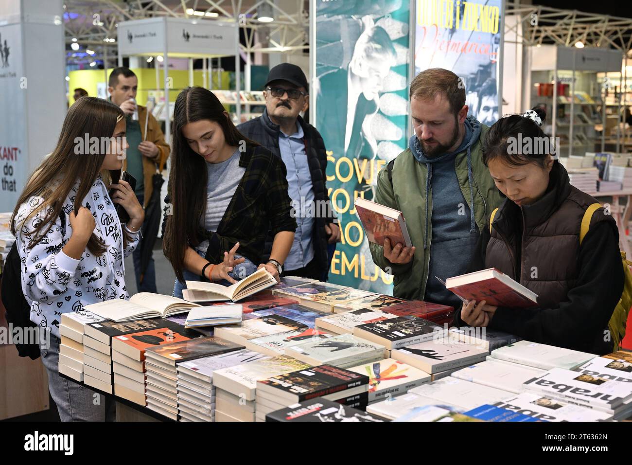 (231108) -- ZAGABRIA, 8 novembre 2023 (Xinhua) -- la gente visita la 45a Fiera Internazionale del Libro a Zagabria, Croazia il 7 novembre 2023. La fiera del libro ha avuto inizio martedì e si protrarrà fino al 12 novembre. (Davorin Visnjic/PIXSELL via Xinhua) Foto Stock