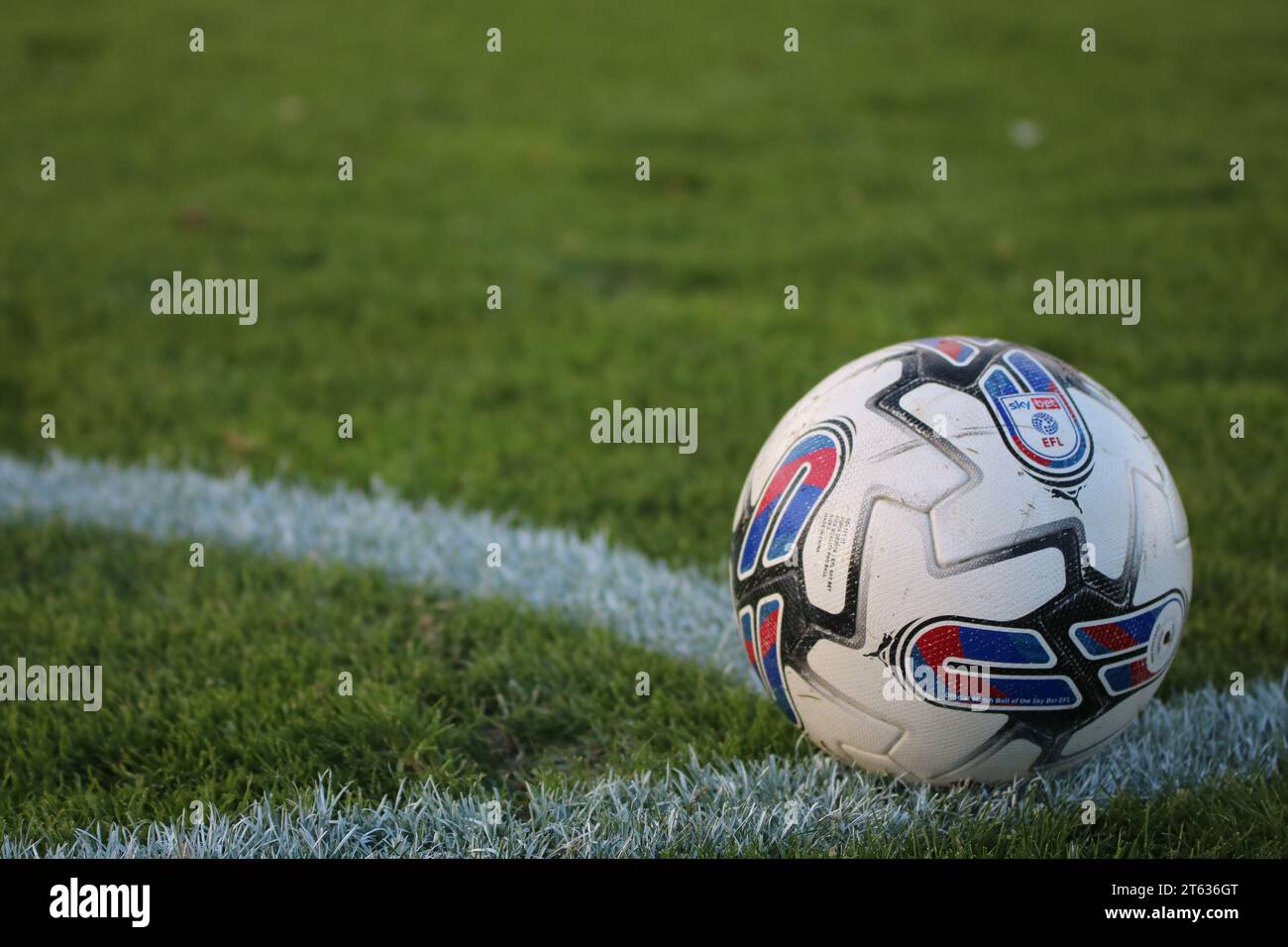 Pallone EFL Puma all'angolo del campo da calcio Foto Stock